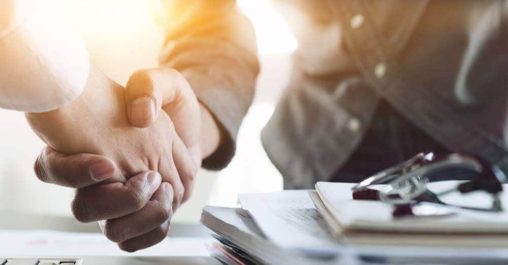 Une image de deux hommes d